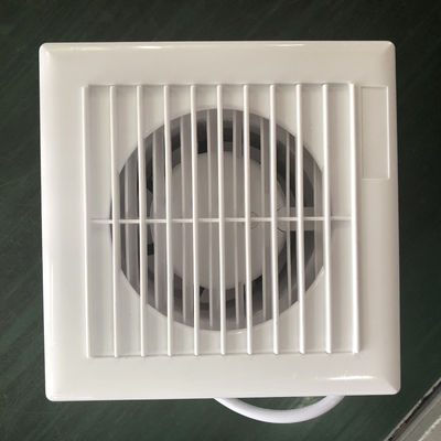 AC-Strom-Flügel mit Quadratentzug für die Lüftung an einem Deckenfenster